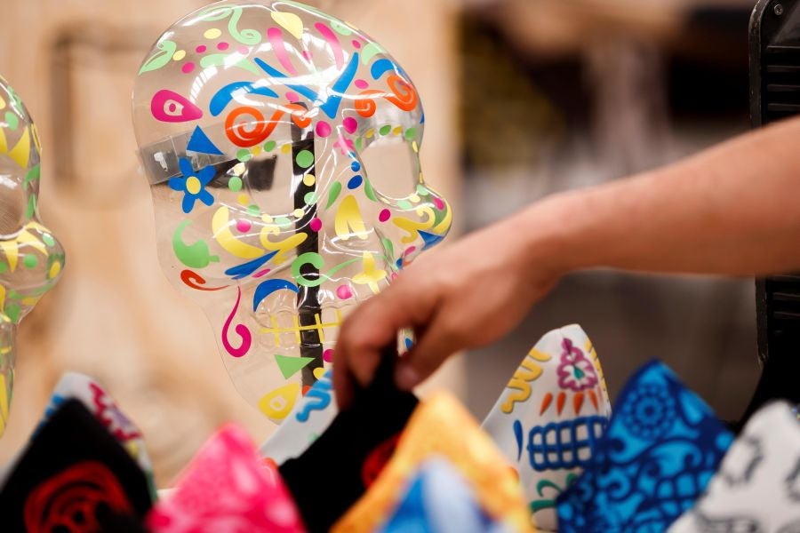 Vista de unos cubrebocas y caretas con diseños de calaveras creados en el taller El Volador en Ciudad de México. El taller mexicano de plástica El Volador que lleva más de 30 años haciendo máscaras, escenografías y ofrendas del Día de Muertos se ha reinventado con la fabricación de cubrebocas y máscaras inspirados en la cultura mexicana