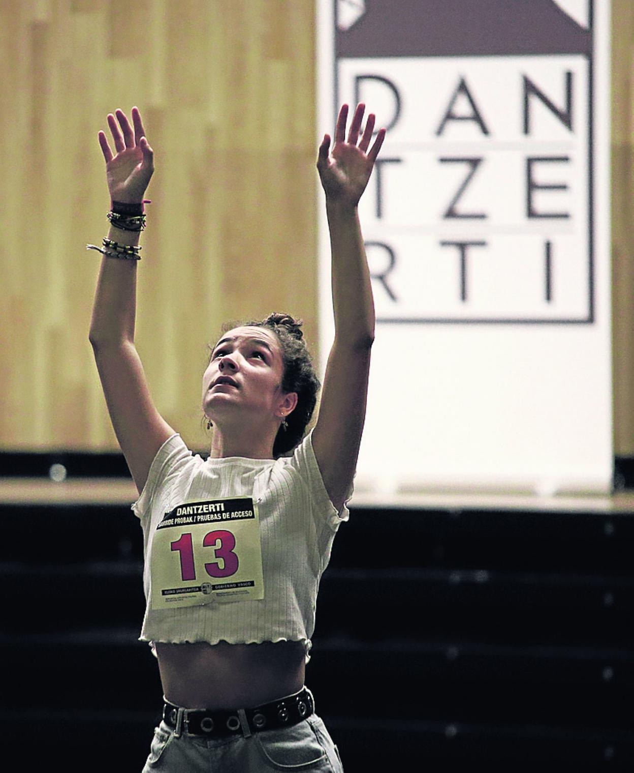 Los aspirantes deben ejecutar unos ejercicios corporales. 