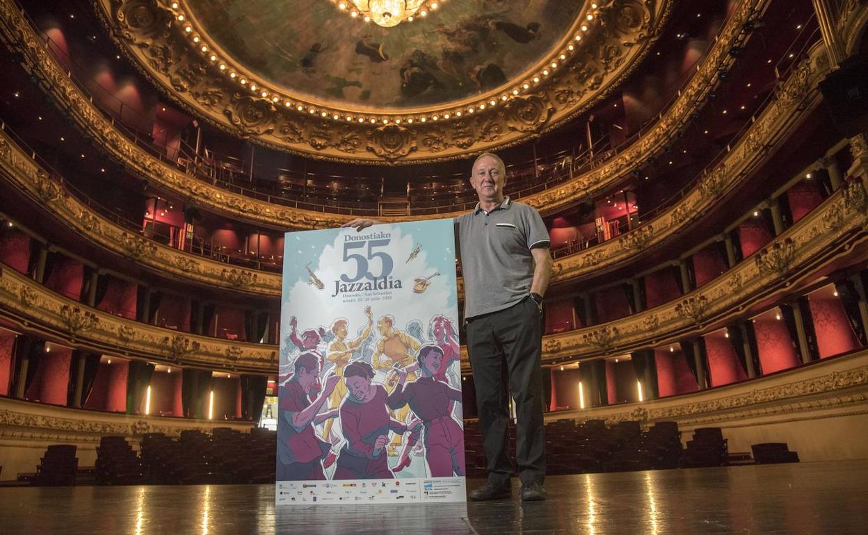 Miguel Martín , en el teatro Victoria Eugenia, con el cartel de esta edición. 