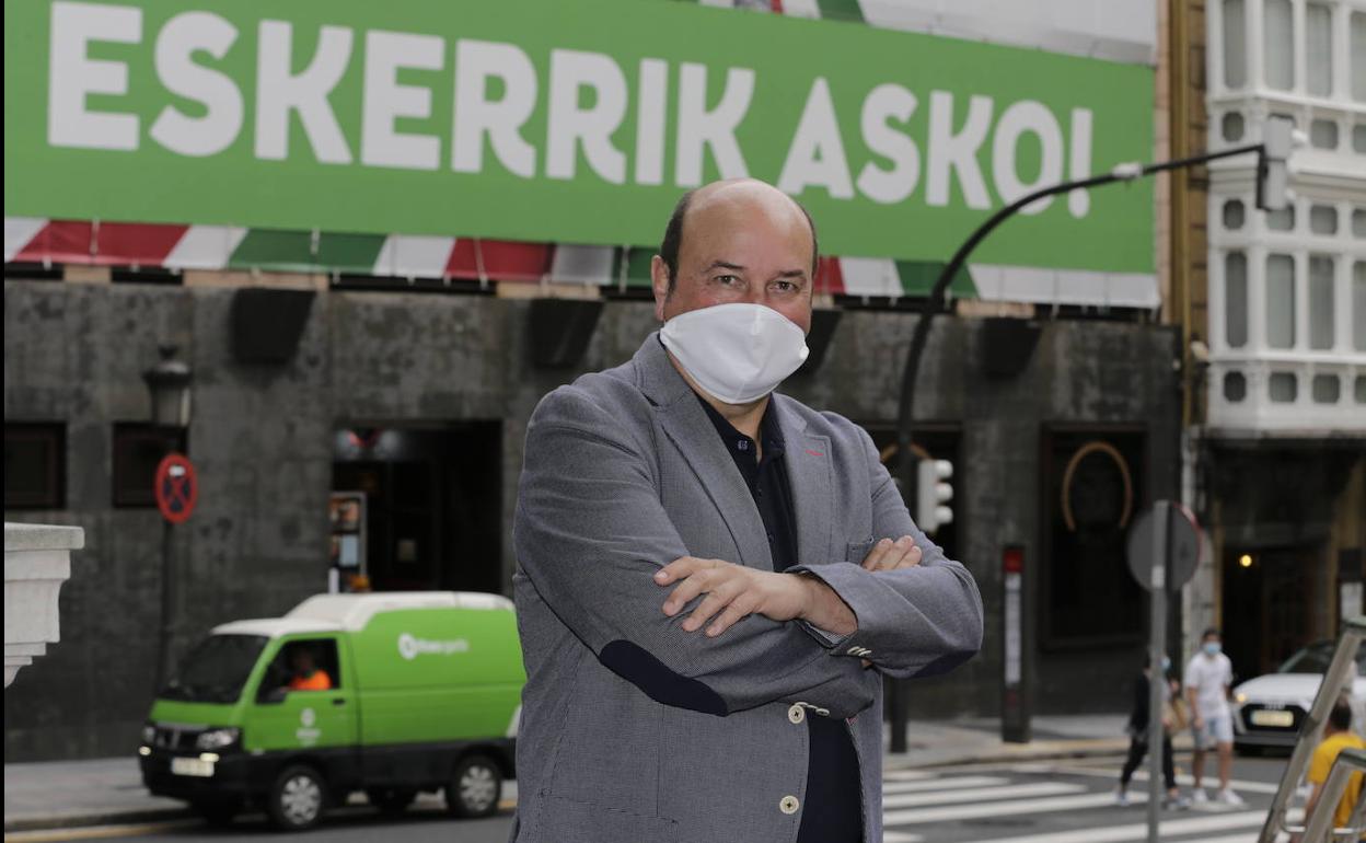 Frente a la sede de Sabin Etxea en Bilbao, Andoni Ortuzar posa delante de una enorme lona que da las gracias por los resultados electorales del pasado domingo. 
