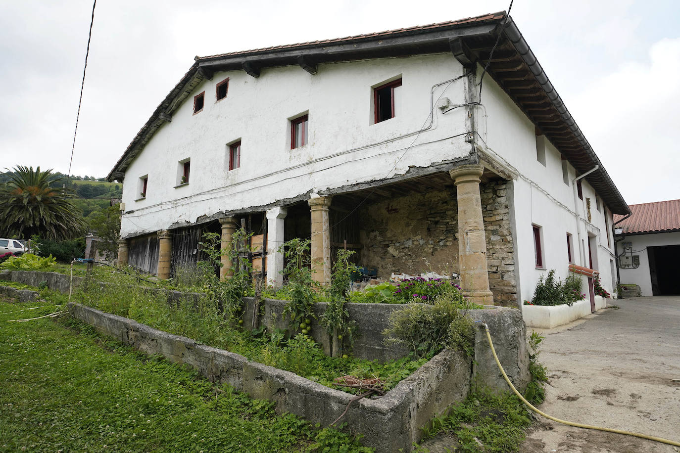 Aizarnazabal. Situado en un bello paraje de tonos verdes, en el valle del Urola, conserva su personalidad rural pese a haber desarrollado una importante industria