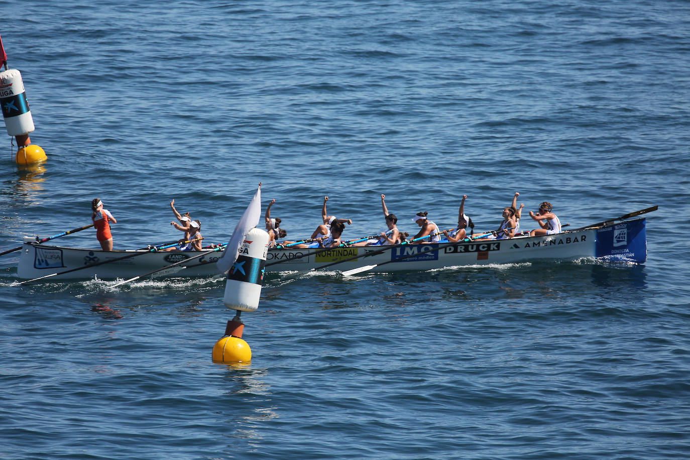 Donostiarra celebra su victoria en la regata de Orio.