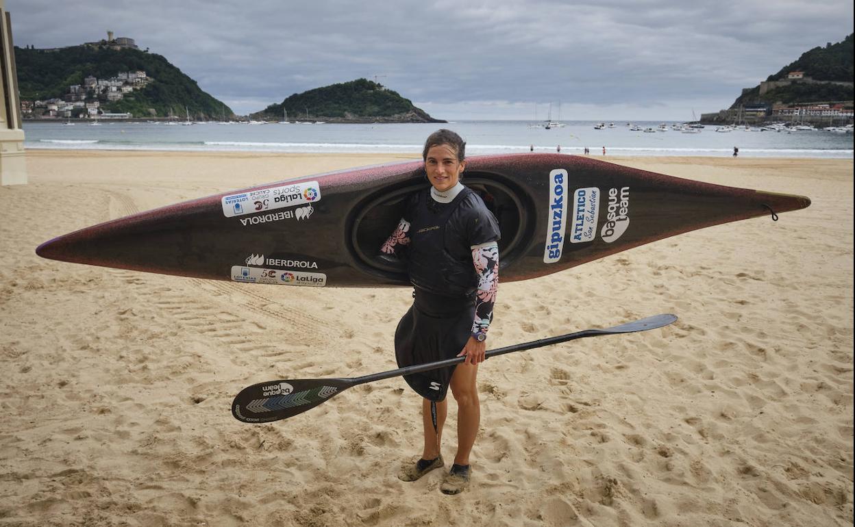 Maialen Chourraut con la piragua después de un entrenamiento en la bahía de La Concha donostiarra.