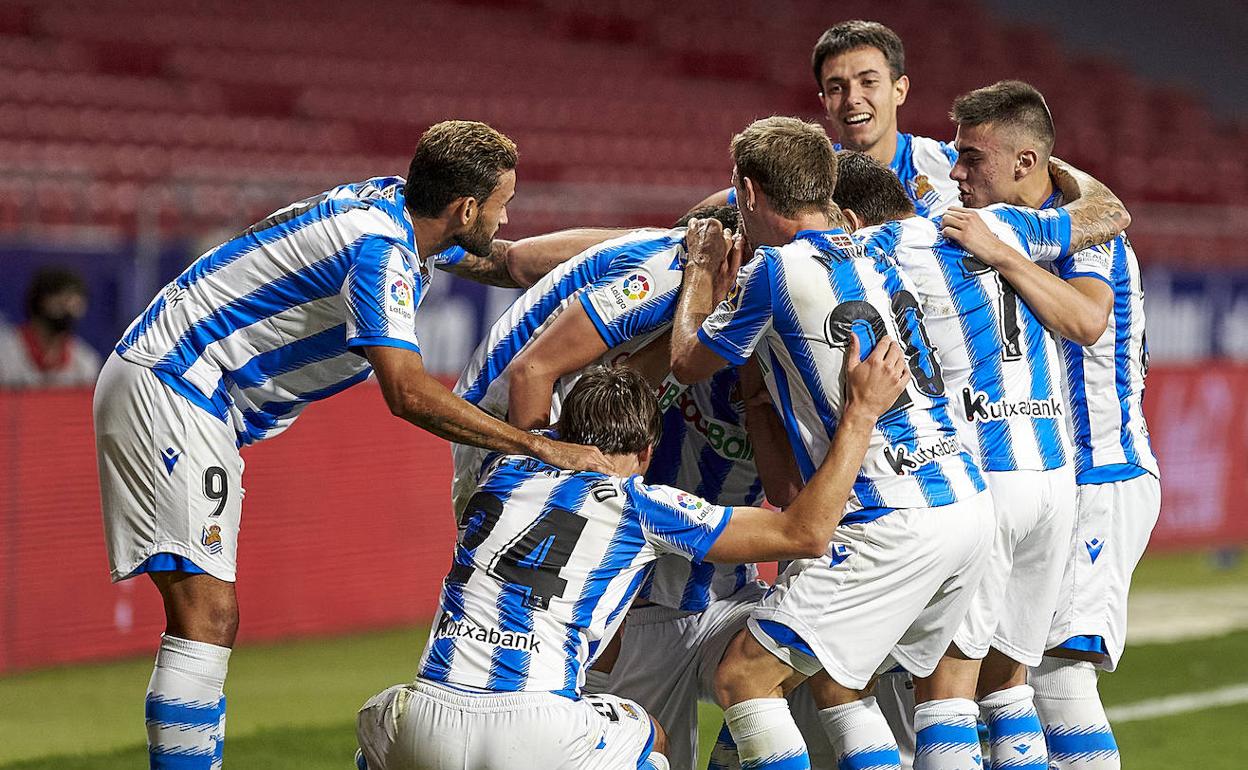 Los realistas, en un corro y saltando de alegría minutos después de terminar. 