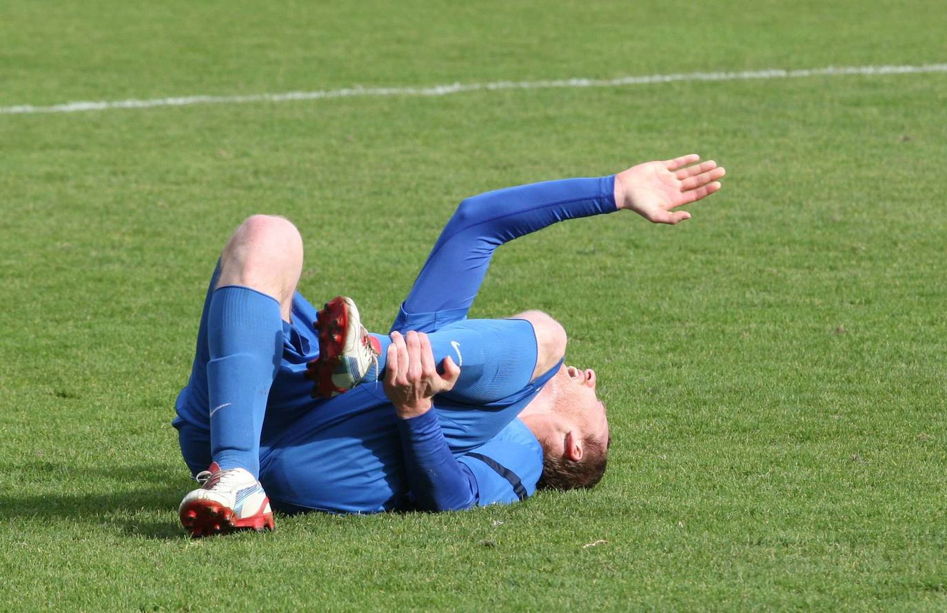 Zurutuza cae lesionado en un lance en un entrenamiento con Iñigo Martínez. Los problemas físicos castigaron duramente al jugador a lo largo de toda su trayectoria profesional: dolencias musculares, rodilla, tobillo, tendón de Aquiles...