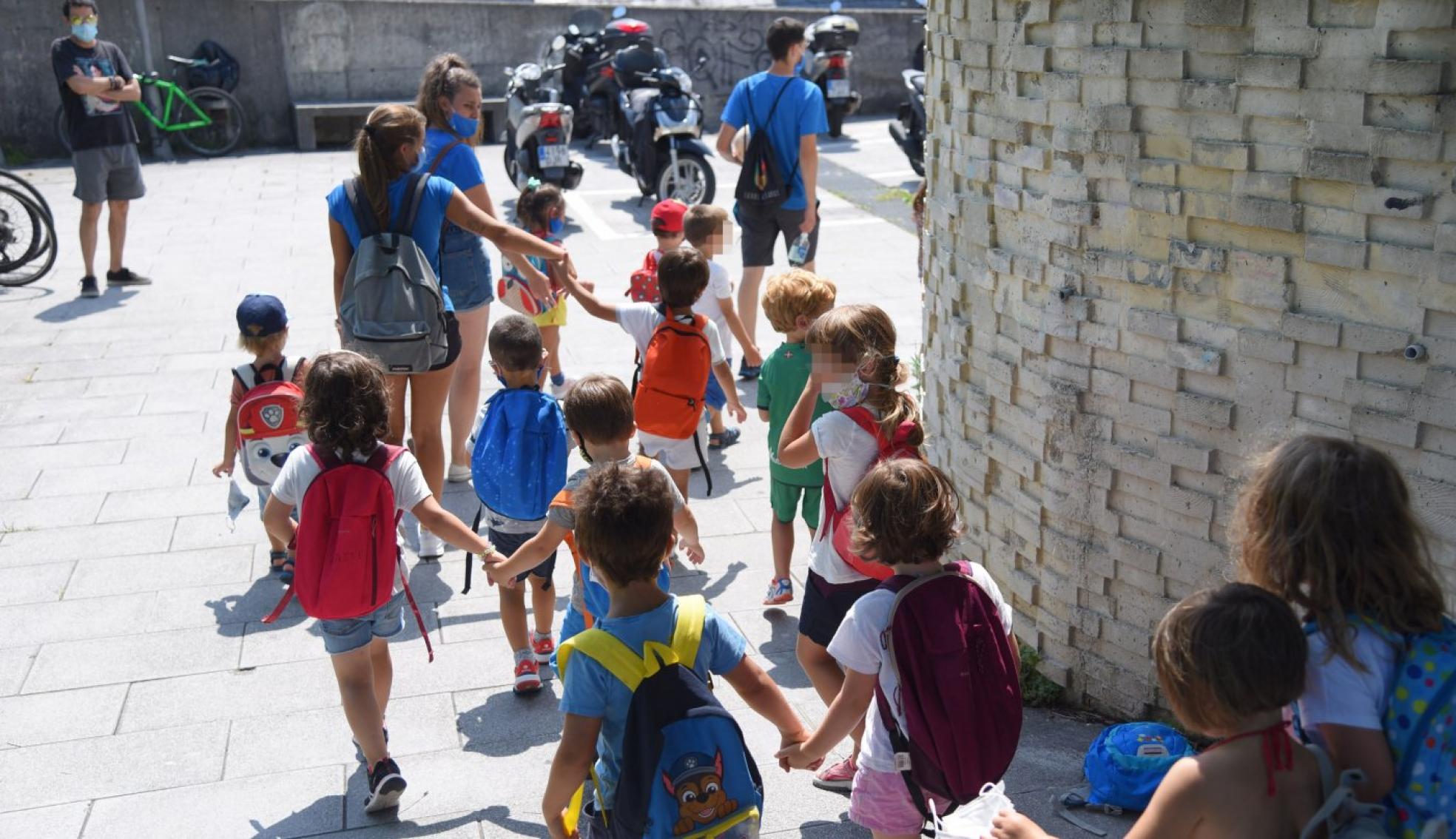 Un grupo de niños regresa al polideportivo Manteo, en los udalekus organizados por el club Bera Bera. 