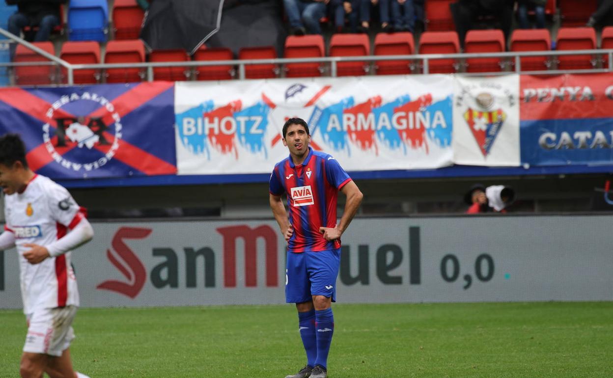 Sin Cote, el Eibar está obligado a encontrar un remedio en el lateral