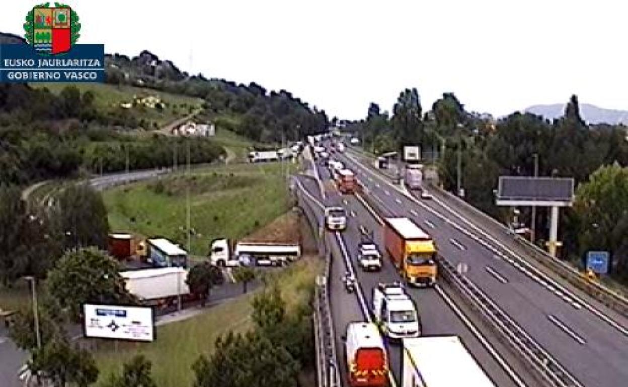 Finalizan las retenciones por la colisión de tres camiones en la AP-8 en Irun