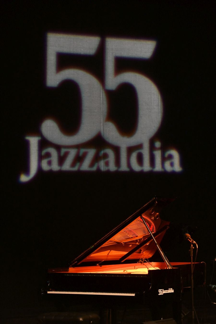 Homenaje en el Victoria Eugenia a los 100 años del nacimiento de Charlie Parker y dirigido por el gran saxo alto Perico Sambeat. Perico Sambeat (saxo alto), Voro García (trompeta), Albert Sanz (piano), Toño de Miguel (contrabajo) y Stephen Keogh (batería) reinterpretan uno de los mejores conciertos grabados de la historia del Jazz, cumbre del movimiento bebop: Jazz at Massey Hall
