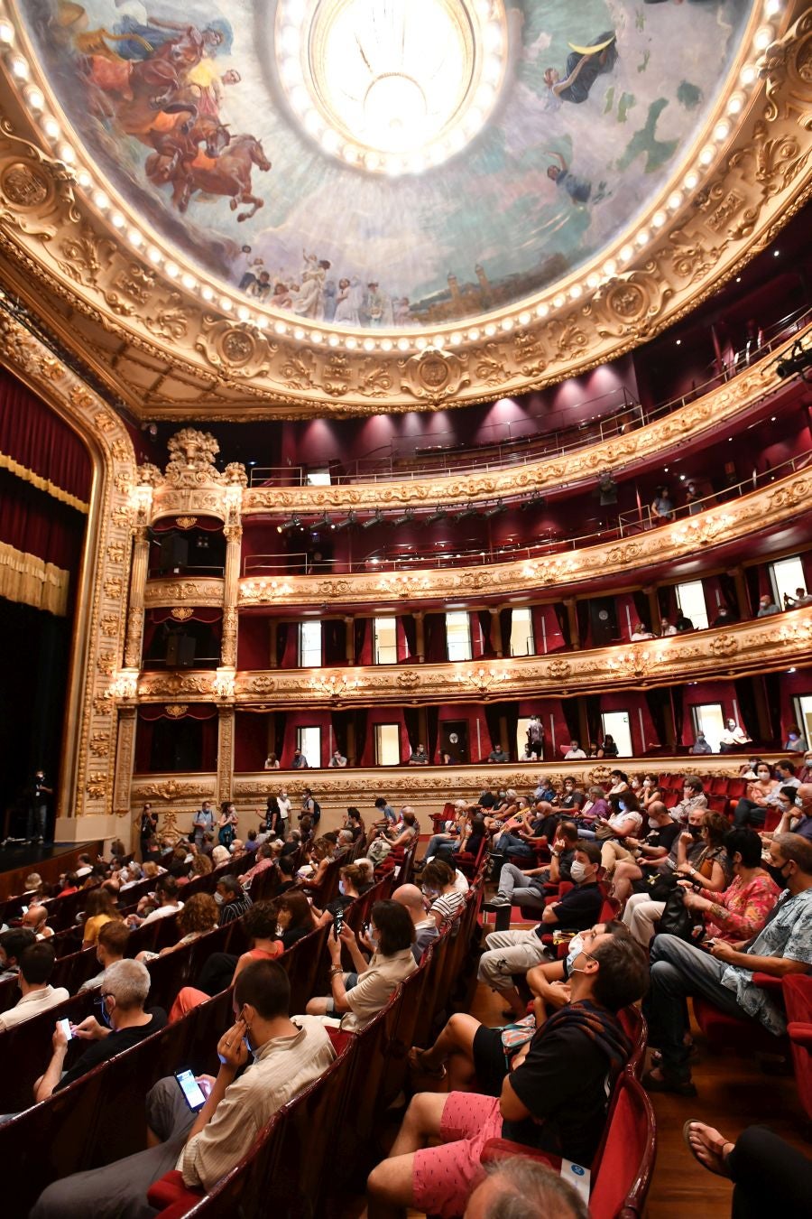Homenaje en el Victoria Eugenia a los 100 años del nacimiento de Charlie Parker y dirigido por el gran saxo alto Perico Sambeat. Perico Sambeat (saxo alto), Voro García (trompeta), Albert Sanz (piano), Toño de Miguel (contrabajo) y Stephen Keogh (batería) reinterpretan uno de los mejores conciertos grabados de la historia del Jazz, cumbre del movimiento bebop: Jazz at Massey Hall