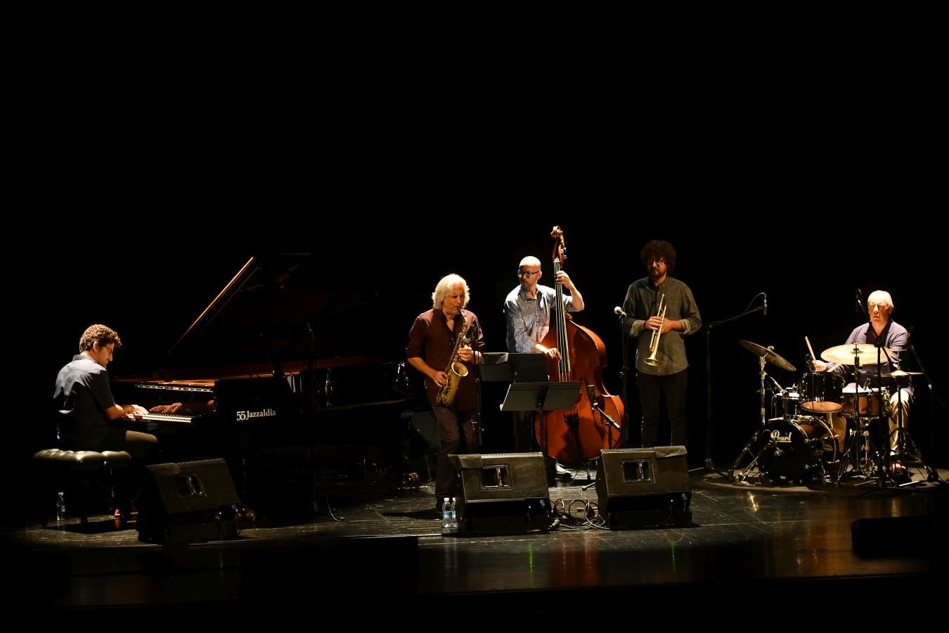 Homenaje en el Victoria Eugenia a los 100 años del nacimiento de Charlie Parker y dirigido por el gran saxo alto Perico Sambeat. Perico Sambeat (saxo alto), Voro García (trompeta), Albert Sanz (piano), Toño de Miguel (contrabajo) y Stephen Keogh (batería) reinterpretan uno de los mejores conciertos grabados de la historia del Jazz, cumbre del movimiento bebop: Jazz at Massey Hall