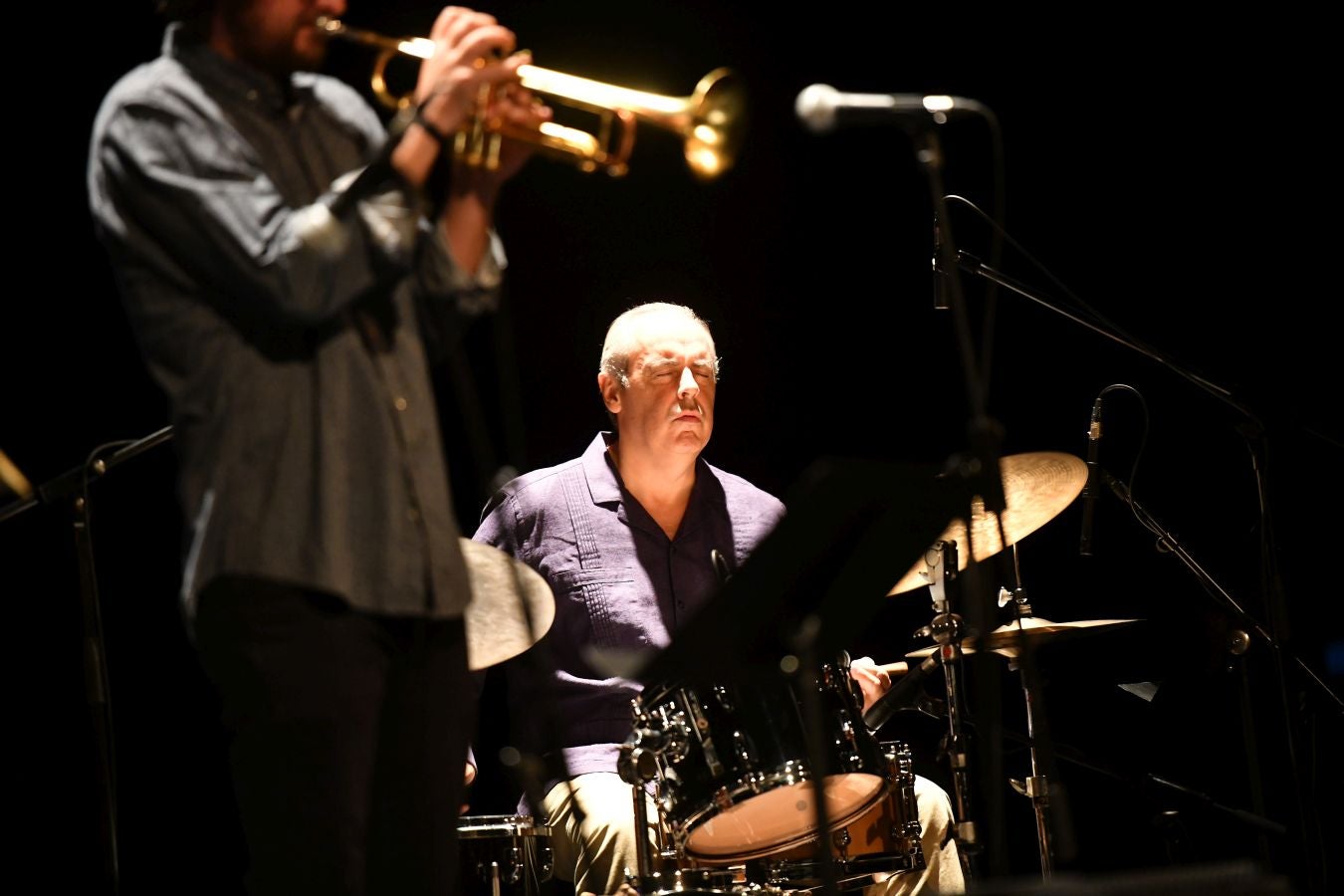Homenaje en el Victoria Eugenia a los 100 años del nacimiento de Charlie Parker y dirigido por el gran saxo alto Perico Sambeat. Perico Sambeat (saxo alto), Voro García (trompeta), Albert Sanz (piano), Toño de Miguel (contrabajo) y Stephen Keogh (batería) reinterpretan uno de los mejores conciertos grabados de la historia del Jazz, cumbre del movimiento bebop: Jazz at Massey Hall