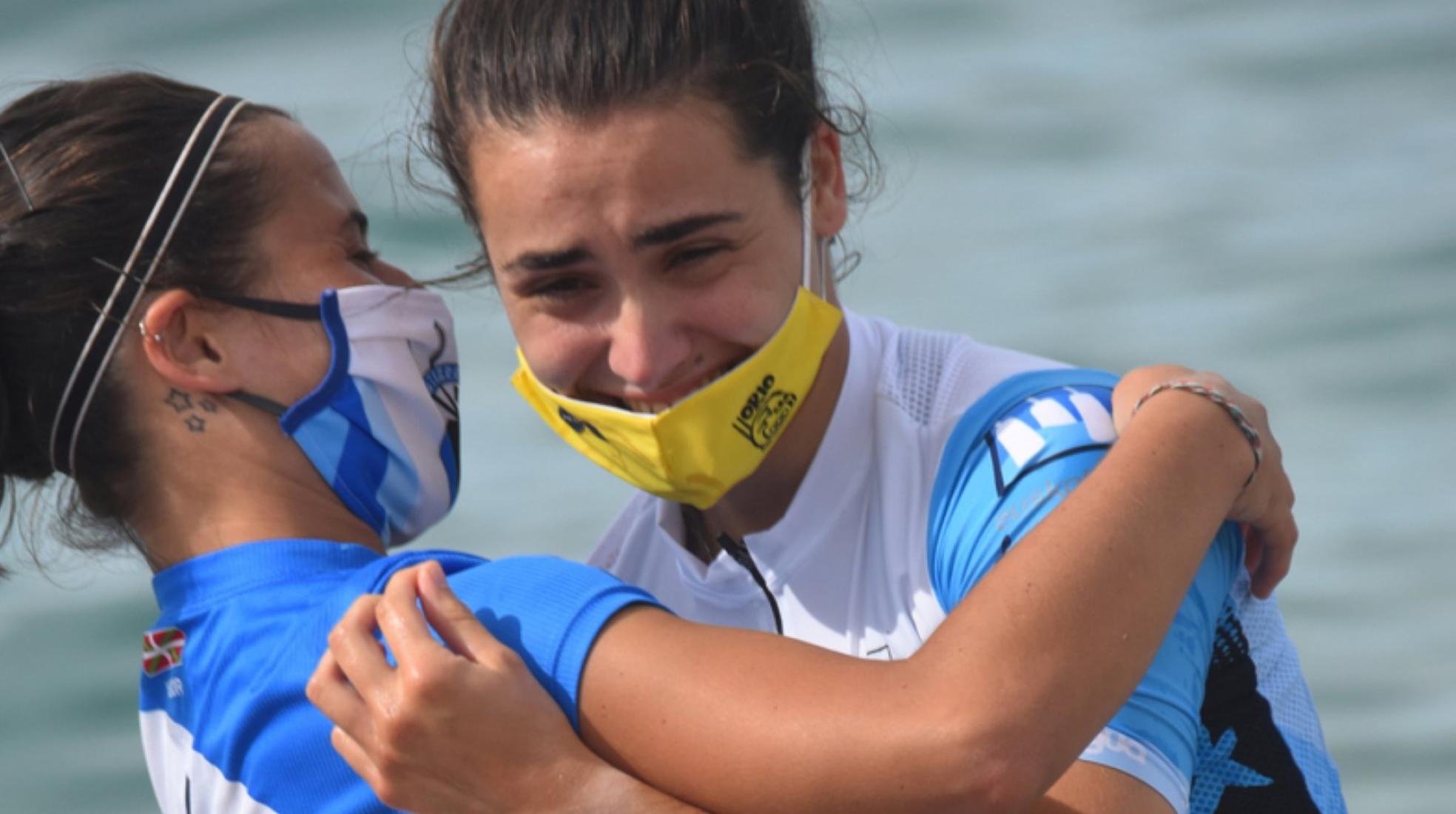 Mireia Uranga felicita a su hermana Edith por su victoria en la regata que supuso su debut con Orio en A Coruña. 