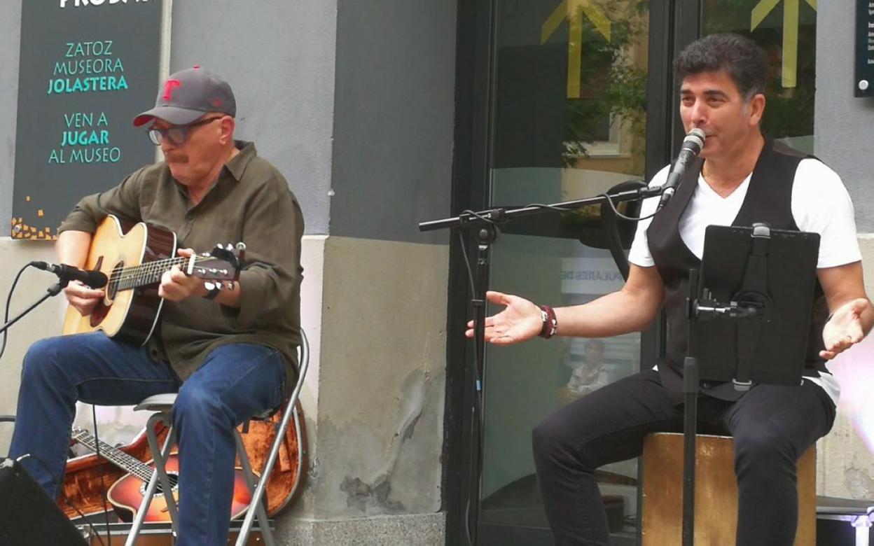Tonino Prieto y Paco Flores componen el dúo Paton, cuya música podrá escucharse mañana en el Juncal. 