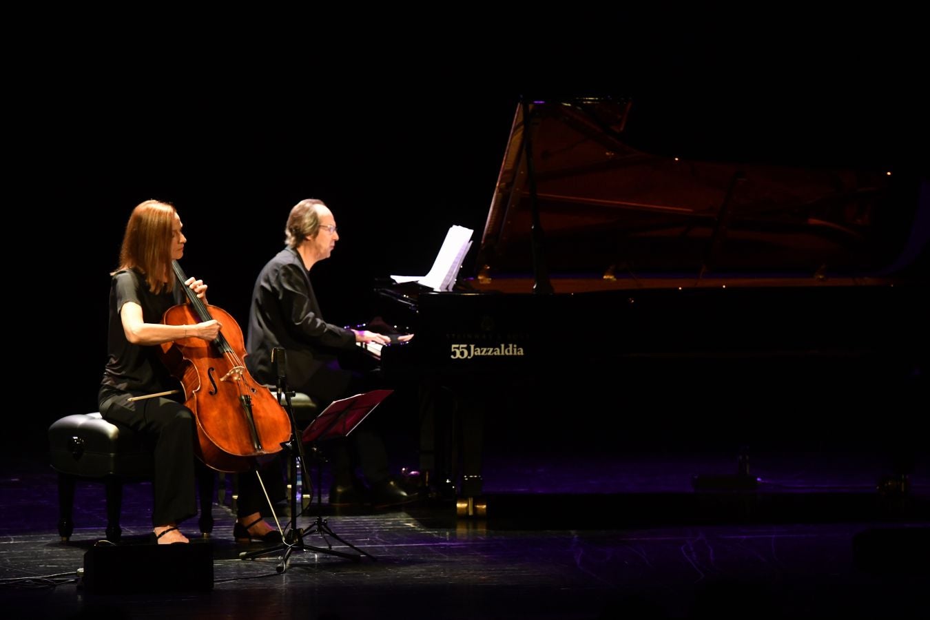 Segunda jornada en el Festival de Jazz de San Sebastián. La chelista alemana Anja Lechner y el pianista francés François Couturier han presentado este jueves su último trabajo, 'Lontano', en el teatro Victoria Eugenia.