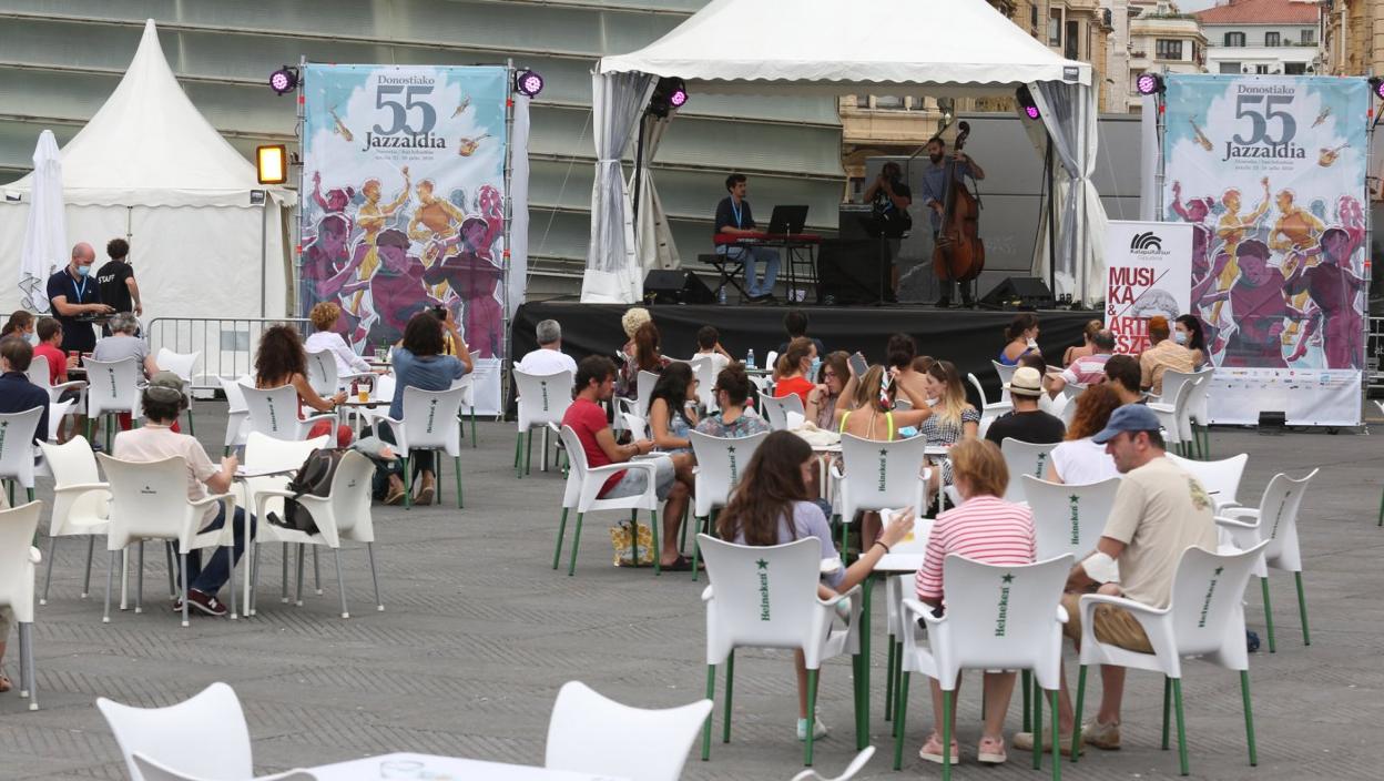 Connection Trio abrió el programa de conciertos en la terraza del Kursaal. 