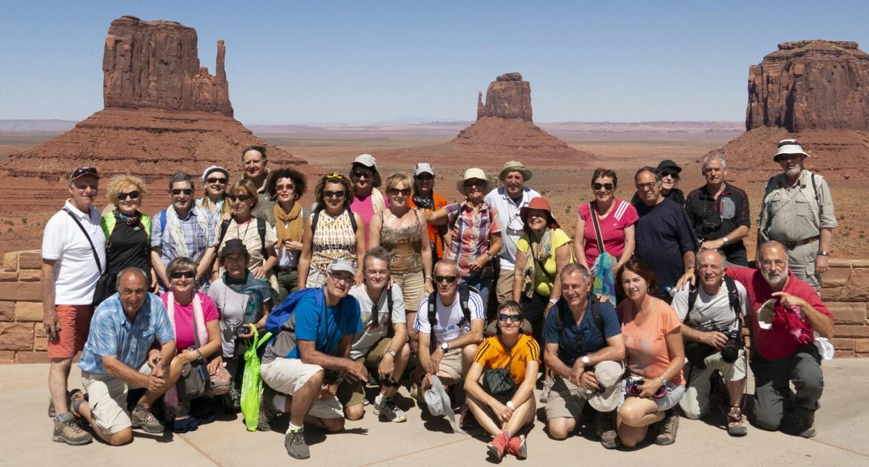 Participantes en el viaje a los Parques Nacionales del Oeste Americano (EE UU), en Monument Valley.