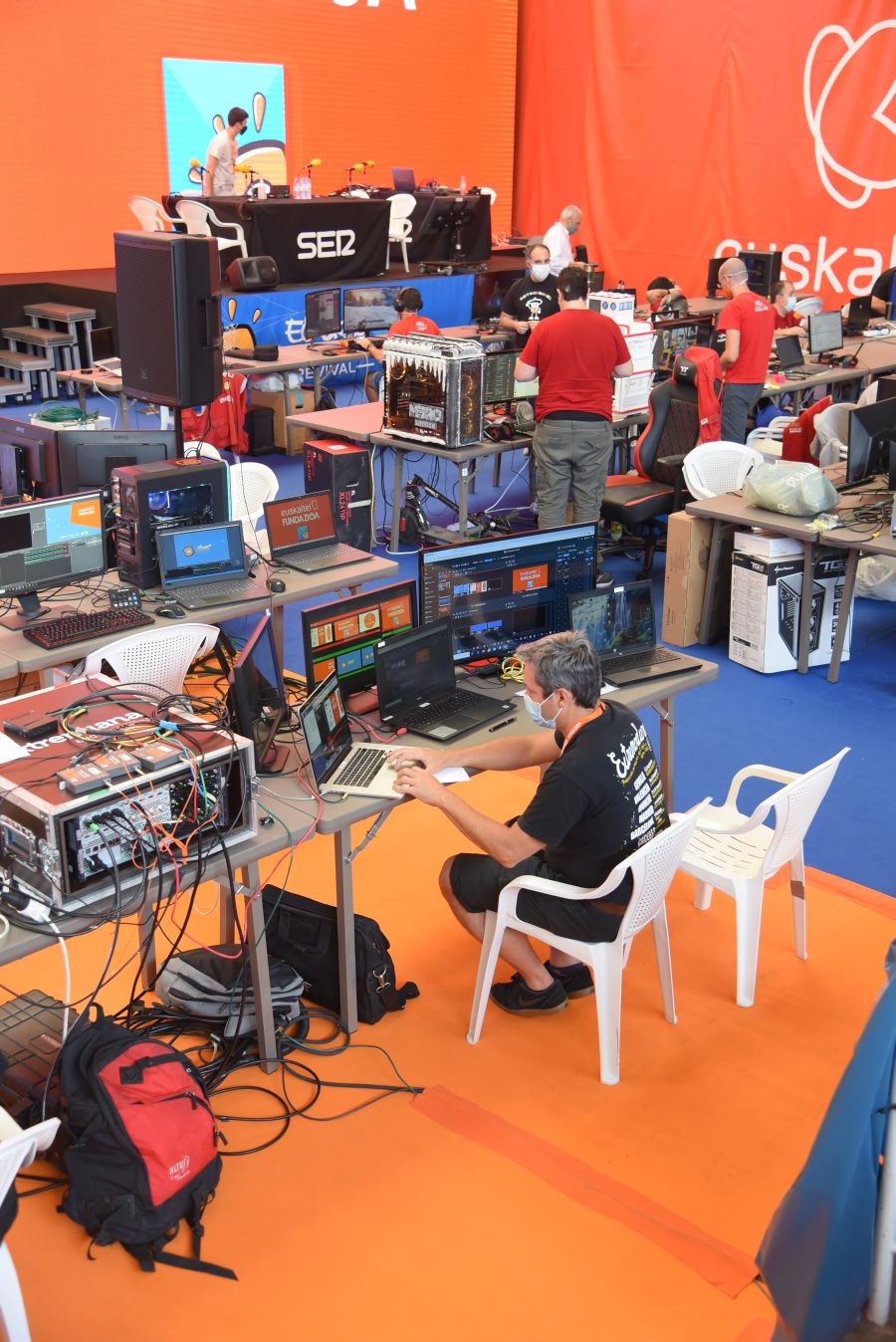 La Euskal Encounter ha arrancado este viernes con un guiño a la nostalgia: los organizadores de la primera edición se han vuelto a reunir, 28 años después, en el frontón Ederrena de Urretxu para coordinar esta 'party' que se desarrolarrá de forma telemática debido a la pandemia. 