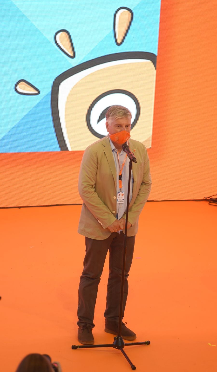 La Euskal Encounter ha arrancado este viernes con un guiño a la nostalgia: los organizadores de la primera edición se han vuelto a reunir, 28 años después, en el frontón Ederrena de Urretxu para coordinar esta 'party' que se desarrolarrá de forma telemática debido a la pandemia. 