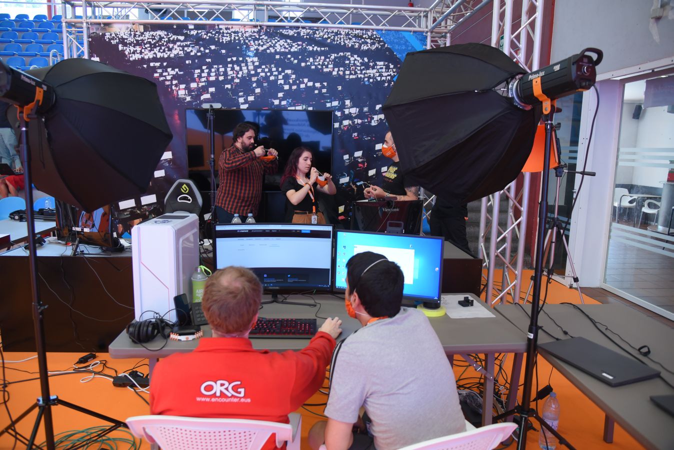 La Euskal Encounter ha arrancado este viernes con un guiño a la nostalgia: los organizadores de la primera edición se han vuelto a reunir, 28 años después, en el frontón Ederrena de Urretxu para coordinar esta 'party' que se desarrolarrá de forma telemática debido a la pandemia. 