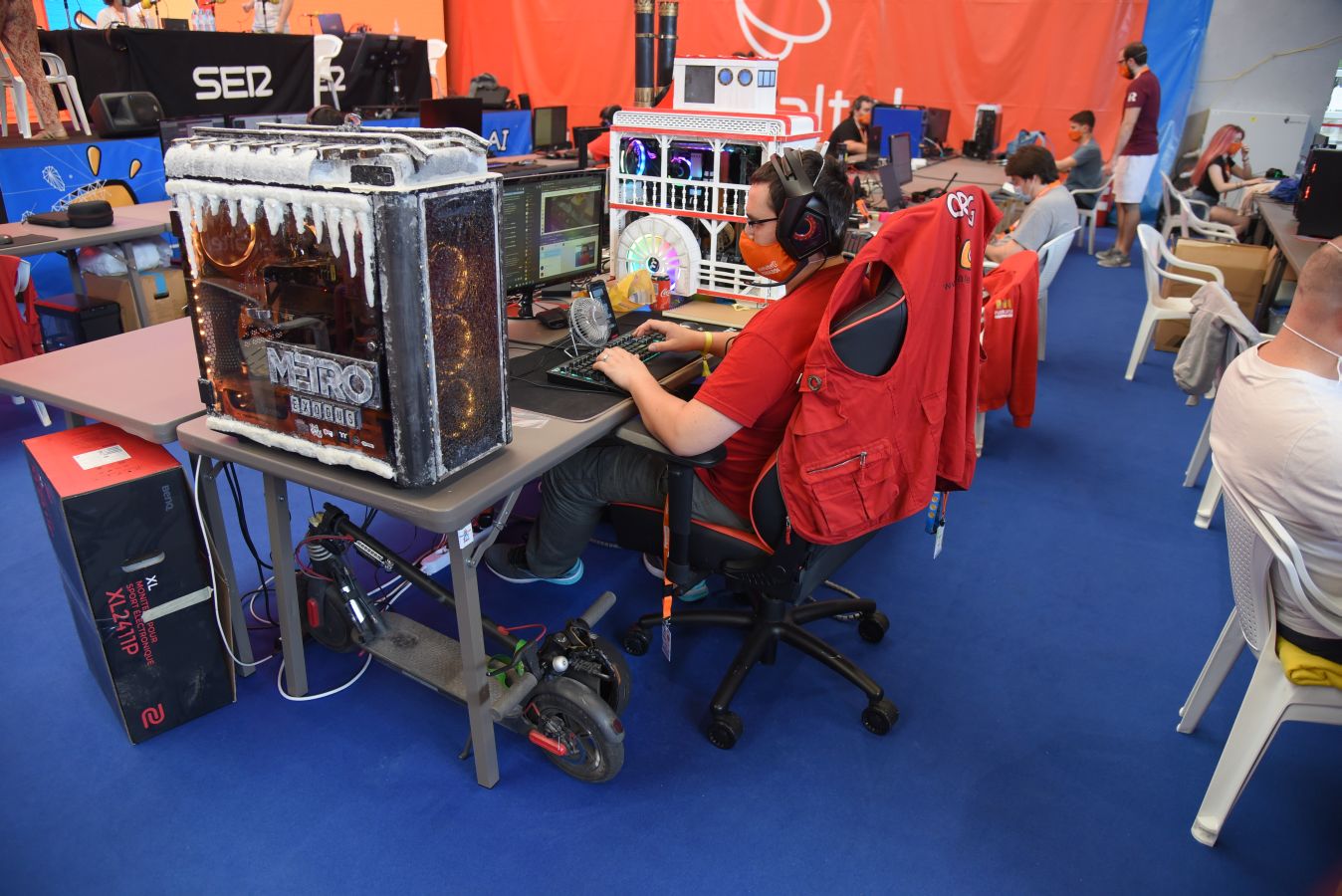 La Euskal Encounter ha arrancado este viernes con un guiño a la nostalgia: los organizadores de la primera edición se han vuelto a reunir, 28 años después, en el frontón Ederrena de Urretxu para coordinar esta 'party' que se desarrolarrá de forma telemática debido a la pandemia. 