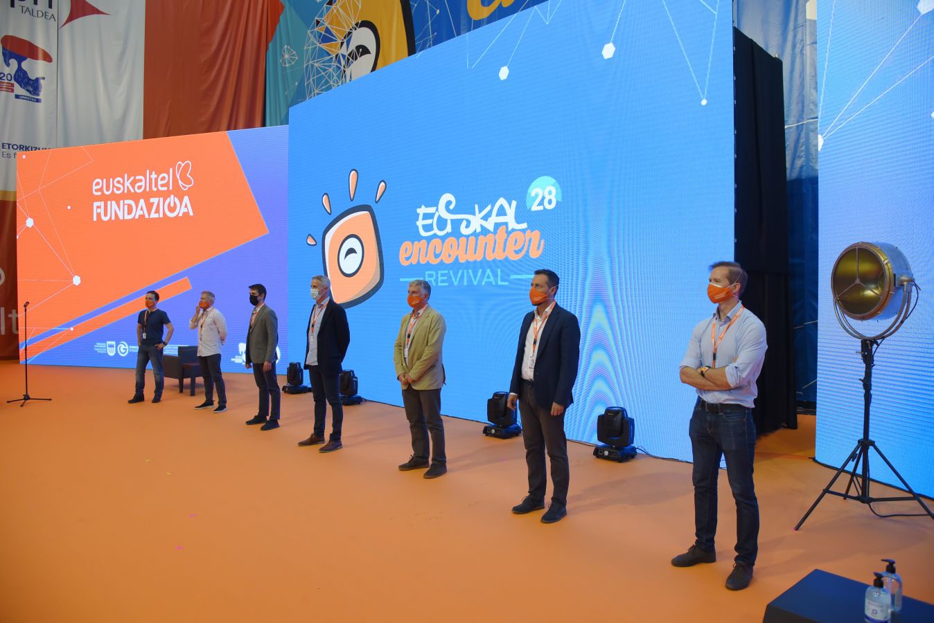 La Euskal Encounter ha arrancado este viernes con un guiño a la nostalgia: los organizadores de la primera edición se han vuelto a reunir, 28 años después, en el frontón Ederrena de Urretxu para coordinar esta 'party' que se desarrolarrá de forma telemática debido a la pandemia. 