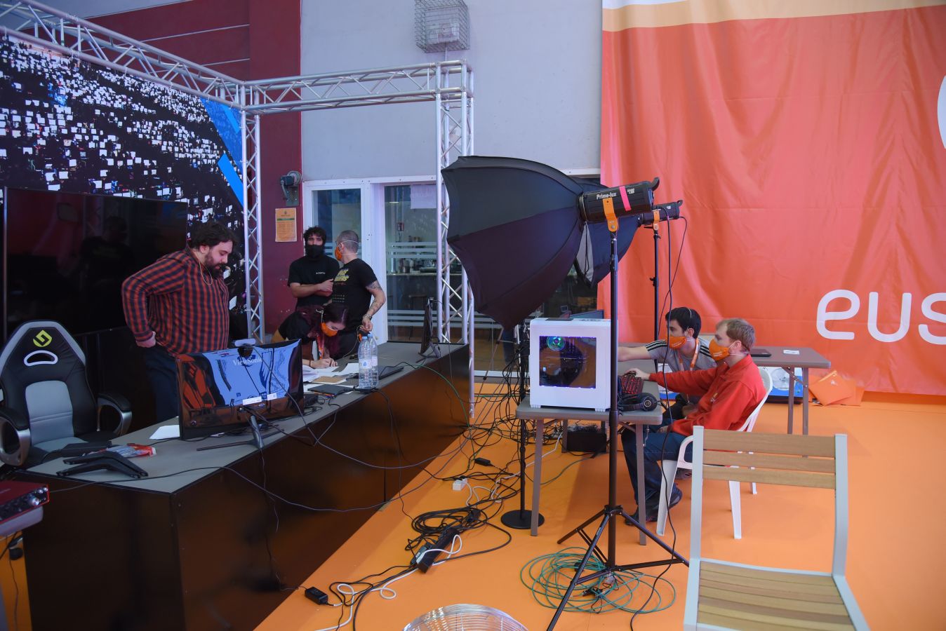 La Euskal Encounter ha arrancado este viernes con un guiño a la nostalgia: los organizadores de la primera edición se han vuelto a reunir, 28 años después, en el frontón Ederrena de Urretxu para coordinar esta 'party' que se desarrolarrá de forma telemática debido a la pandemia. 