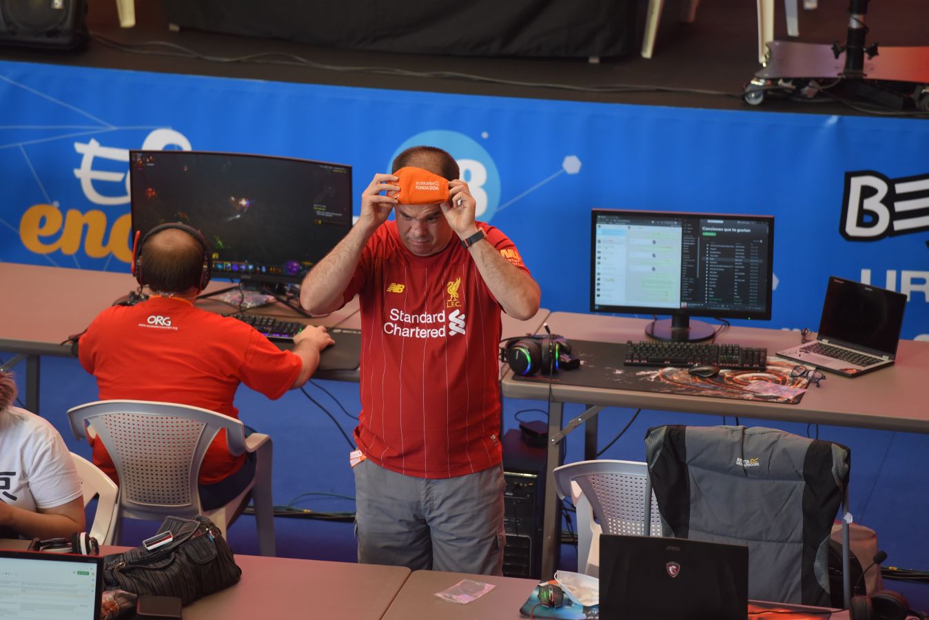 La Euskal Encounter ha arrancado este viernes con un guiño a la nostalgia: los organizadores de la primera edición se han vuelto a reunir, 28 años después, en el frontón Ederrena de Urretxu para coordinar esta 'party' que se desarrolarrá de forma telemática debido a la pandemia. 