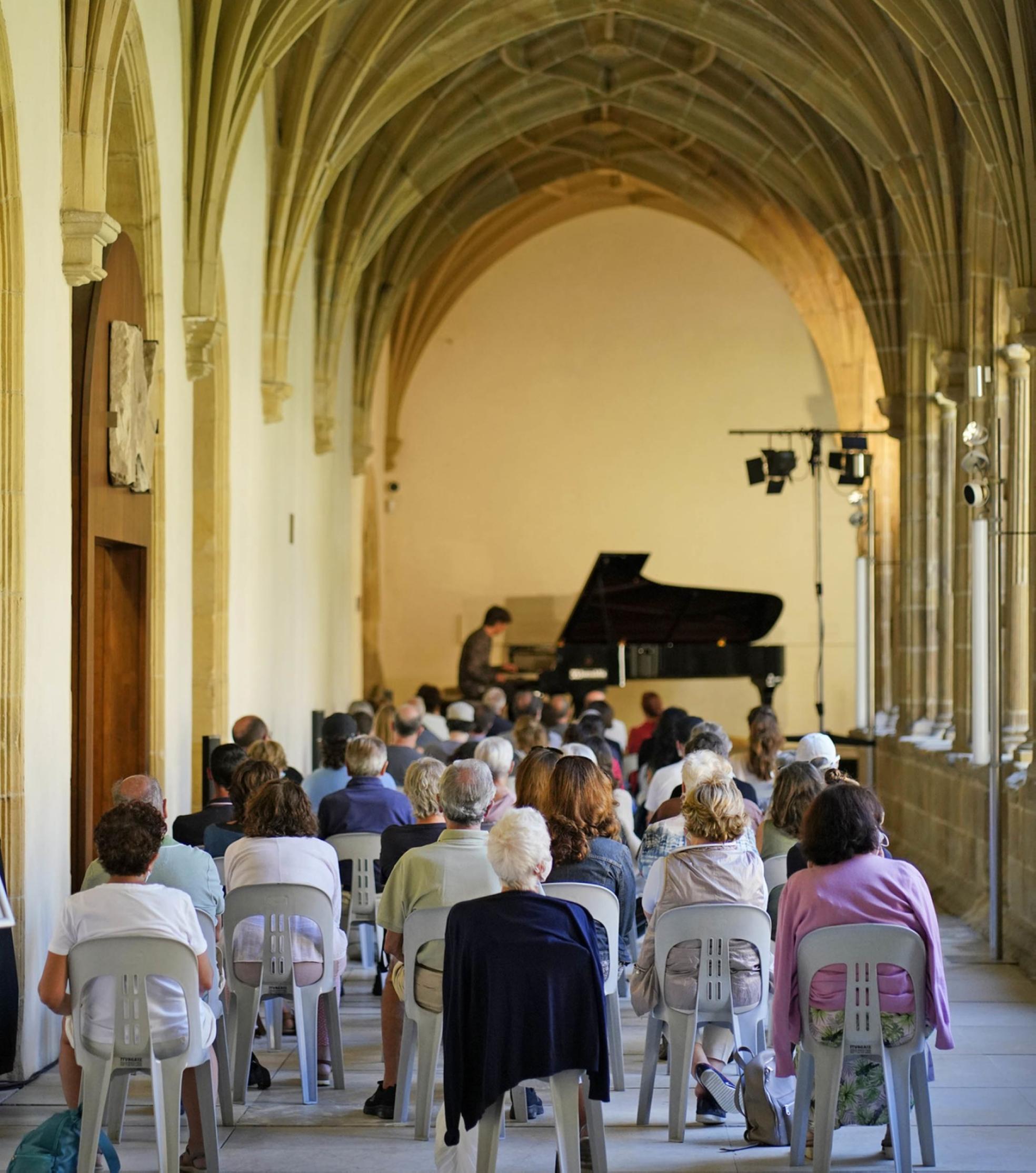 Cuadros. El claustro de San Telmo, convertido en casa de los pianistas. La 'nueva' Trini tiene un aire antiguo. Pardo, el tercer premiado, con Martín. 