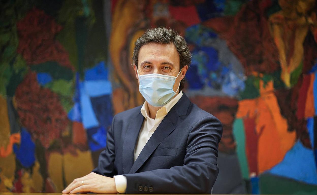 Jabier Larrañaga posa con su mascarilla, que conservó durante toda la entrevista, en la sede de la Hacienda foral guipuzcoana. 