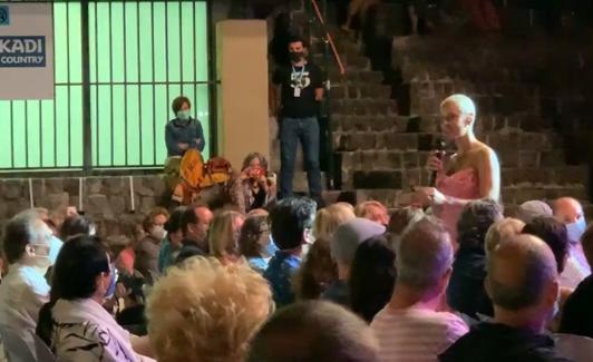 Mariza bajó del escenario en plena actuación para cantar y saludar al público. 