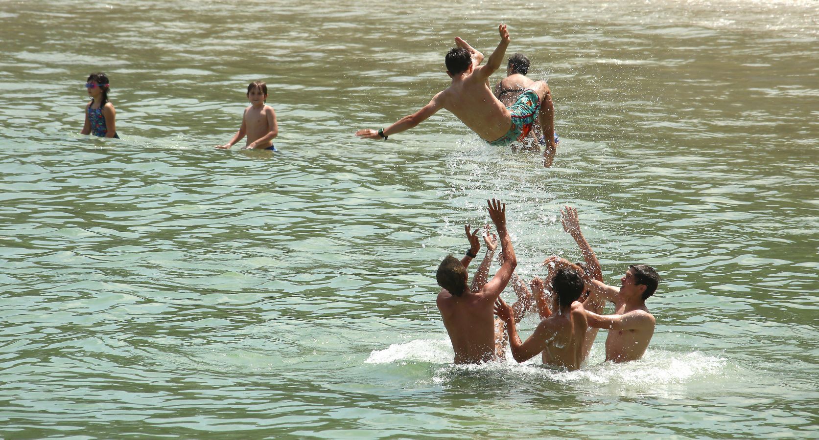Gipuzkoa se ha despertado con temperaturas de en torno a los 30 grados. Un lunes que anticipa las altas temperaturas de finales de semana