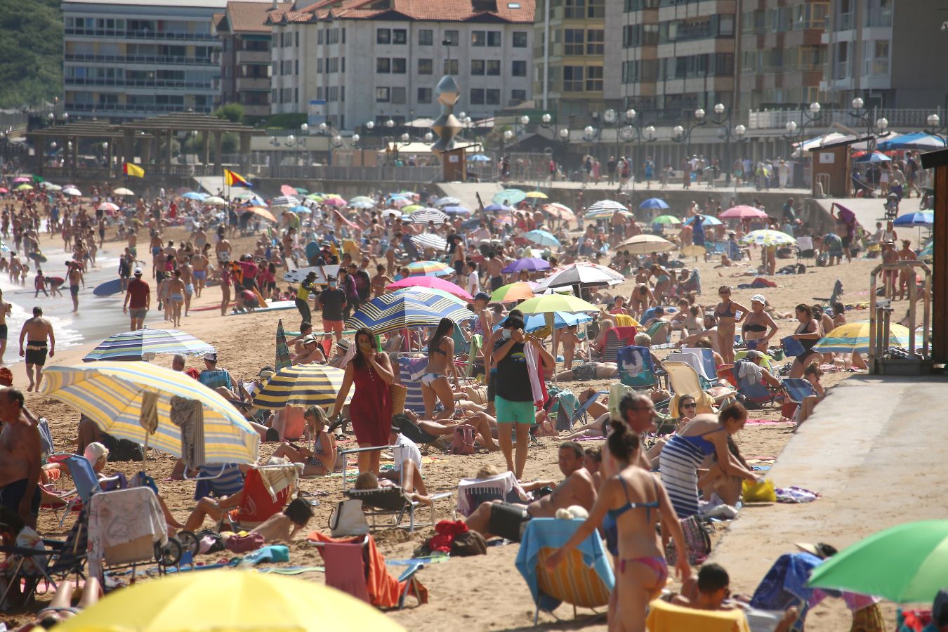 Gipuzkoa se ha despertado con temperaturas de en torno a los 30 grados. Un lunes que anticipa las altas temperaturas de finales de semana