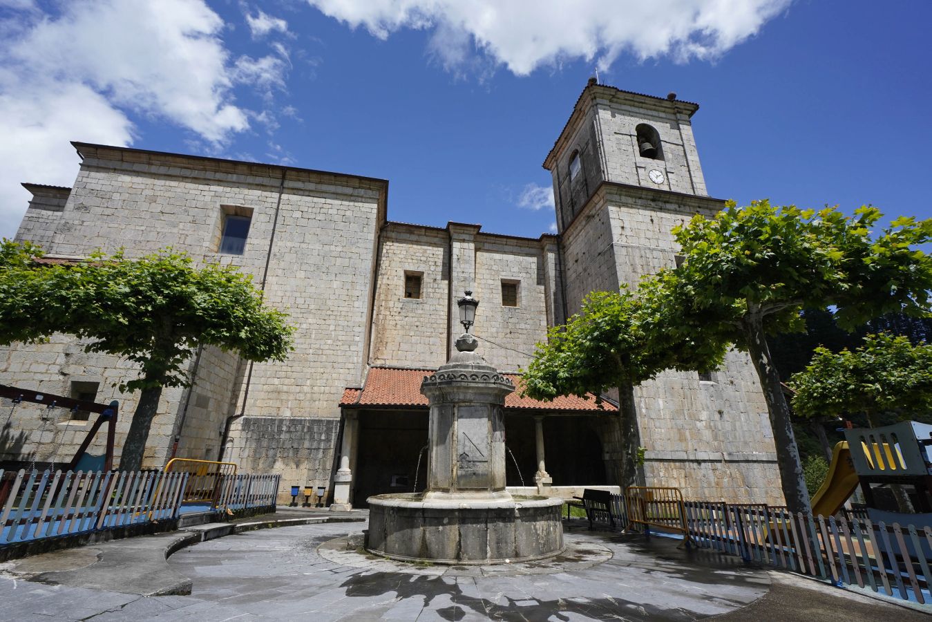 Situada en un precioso valle a los pies del macizo, cuentan que en sus huertas se cultivan las mejores alubias que luego los restauradores cocinan con mimo. 