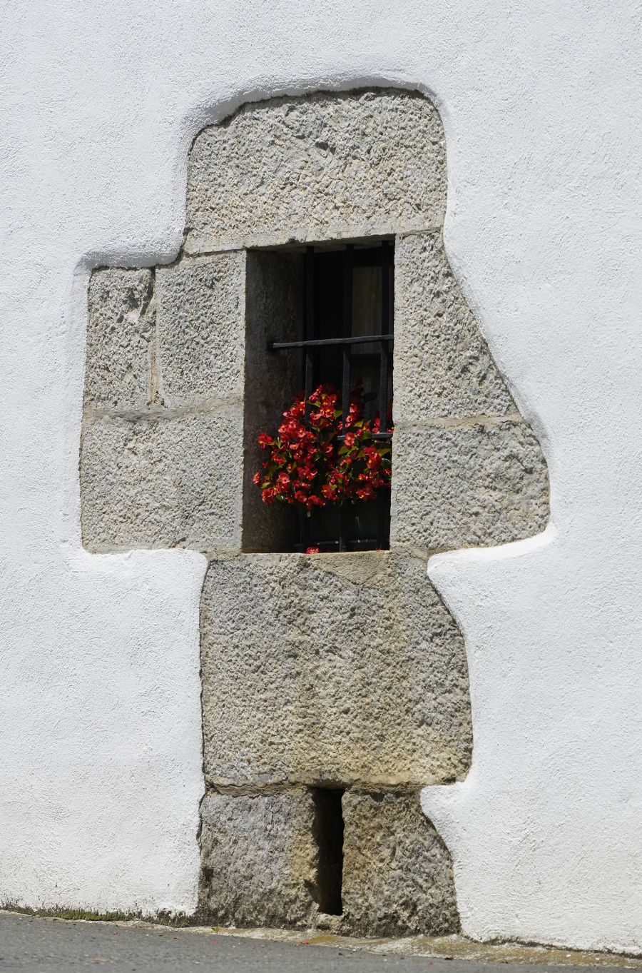 Situada en un precioso valle a los pies del macizo, cuentan que en sus huertas se cultivan las mejores alubias que luego los restauradores cocinan con mimo. 