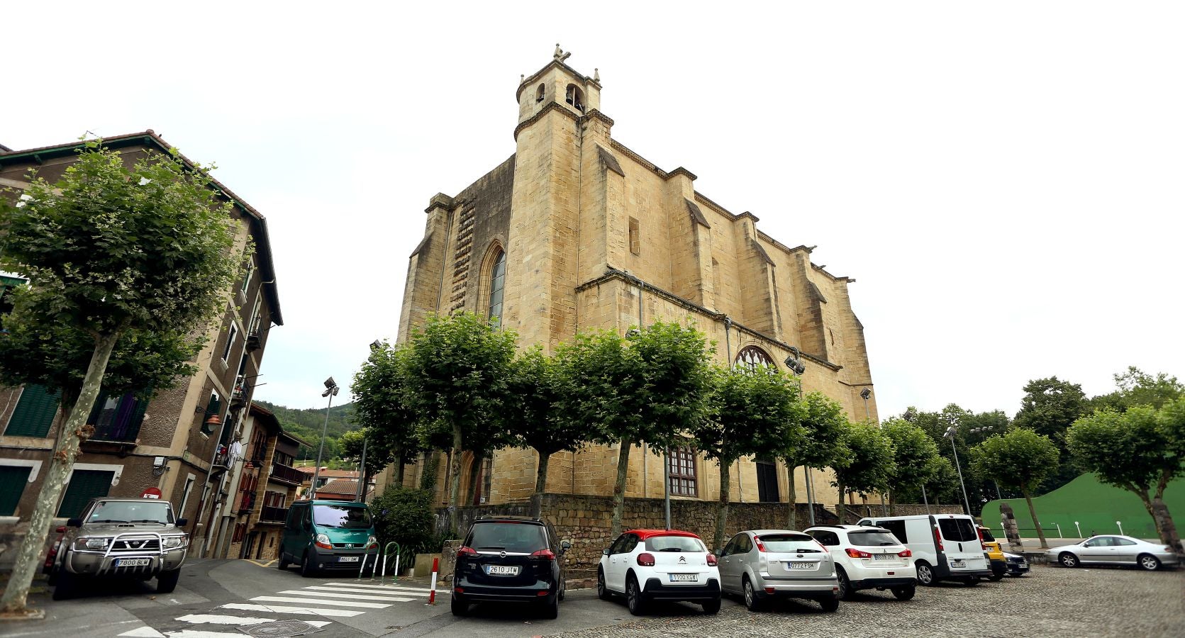 La localidad más pequeña de la comarca, ubicada entre el mar y la montaña, presume de un casco histórico de gran valor artístico y arquitectónico muy bien conservado. 