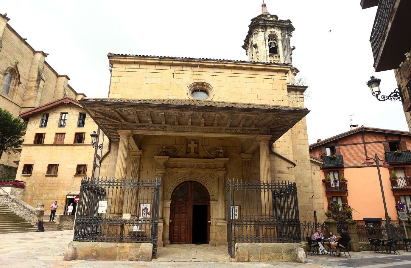 La localidad más pequeña de la comarca, ubicada entre el mar y la montaña, presume de un casco histórico de gran valor artístico y arquitectónico muy bien conservado. 