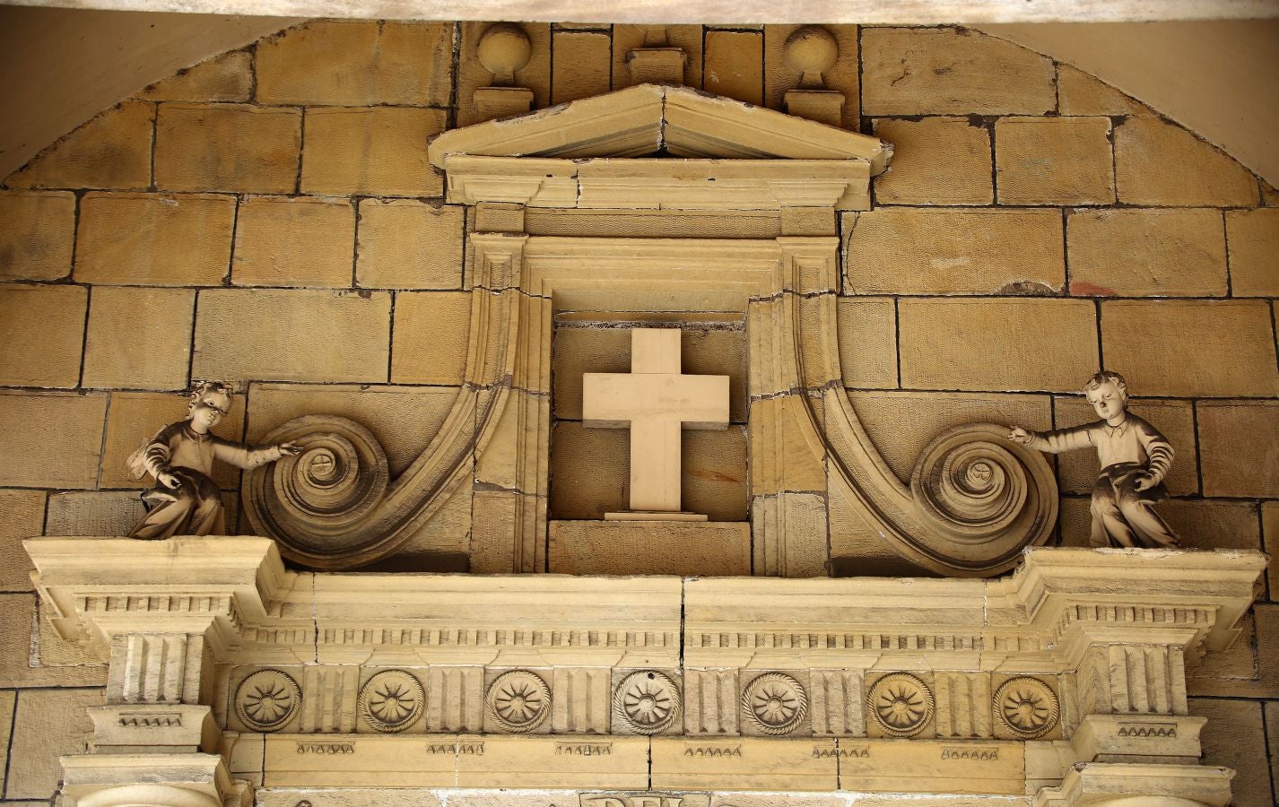 La localidad más pequeña de la comarca, ubicada entre el mar y la montaña, presume de un casco histórico de gran valor artístico y arquitectónico muy bien conservado. 