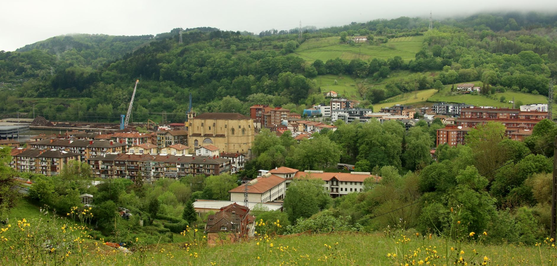 La localidad más pequeña de la comarca, ubicada entre el mar y la montaña, presume de un casco histórico de gran valor artístico y arquitectónico muy bien conservado. 