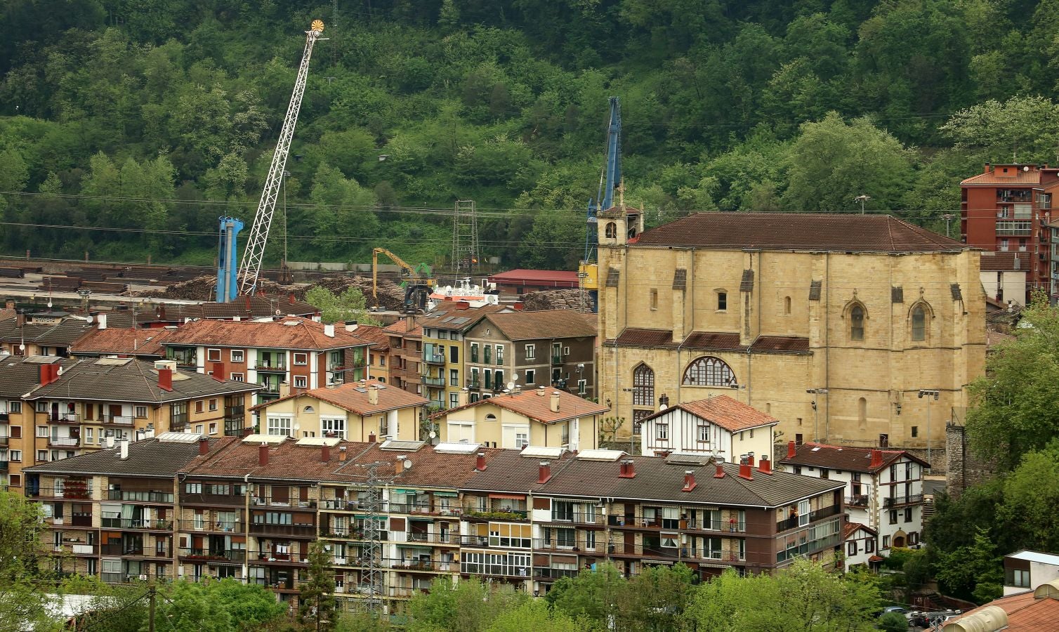La localidad más pequeña de la comarca, ubicada entre el mar y la montaña, presume de un casco histórico de gran valor artístico y arquitectónico muy bien conservado. 