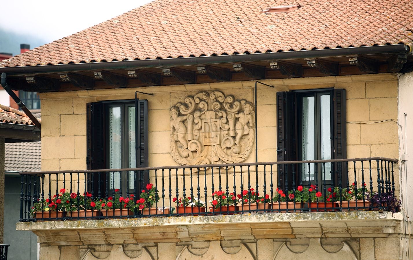 La localidad más pequeña de la comarca, ubicada entre el mar y la montaña, presume de un casco histórico de gran valor artístico y arquitectónico muy bien conservado. 