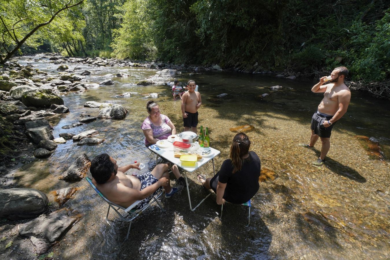 En algunas partes del territorio los termómetros han superado los treinta grados. Aemet eleva a roja la alarma por las altas temperaturas