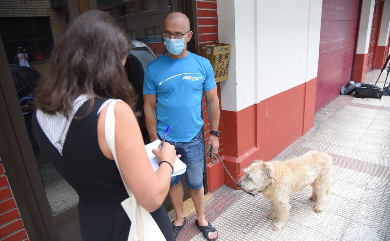 José Antonio Rodríguez regresa a su vivienda tras pasear al perro, tranquilo por su resultado y el de su madre. 