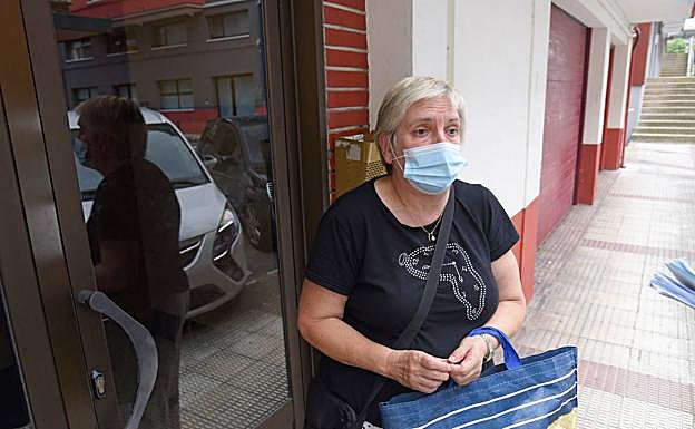 Aintzine Rodríguez sale del portal tras finalizar el aislamiento. 