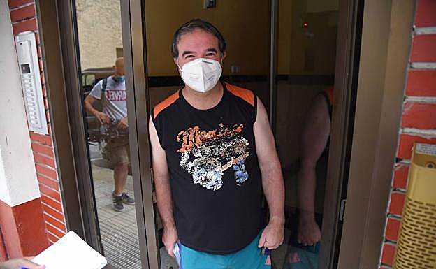 Iñaki Sarachaga, en el portal del bloque de viviendas aislado. 