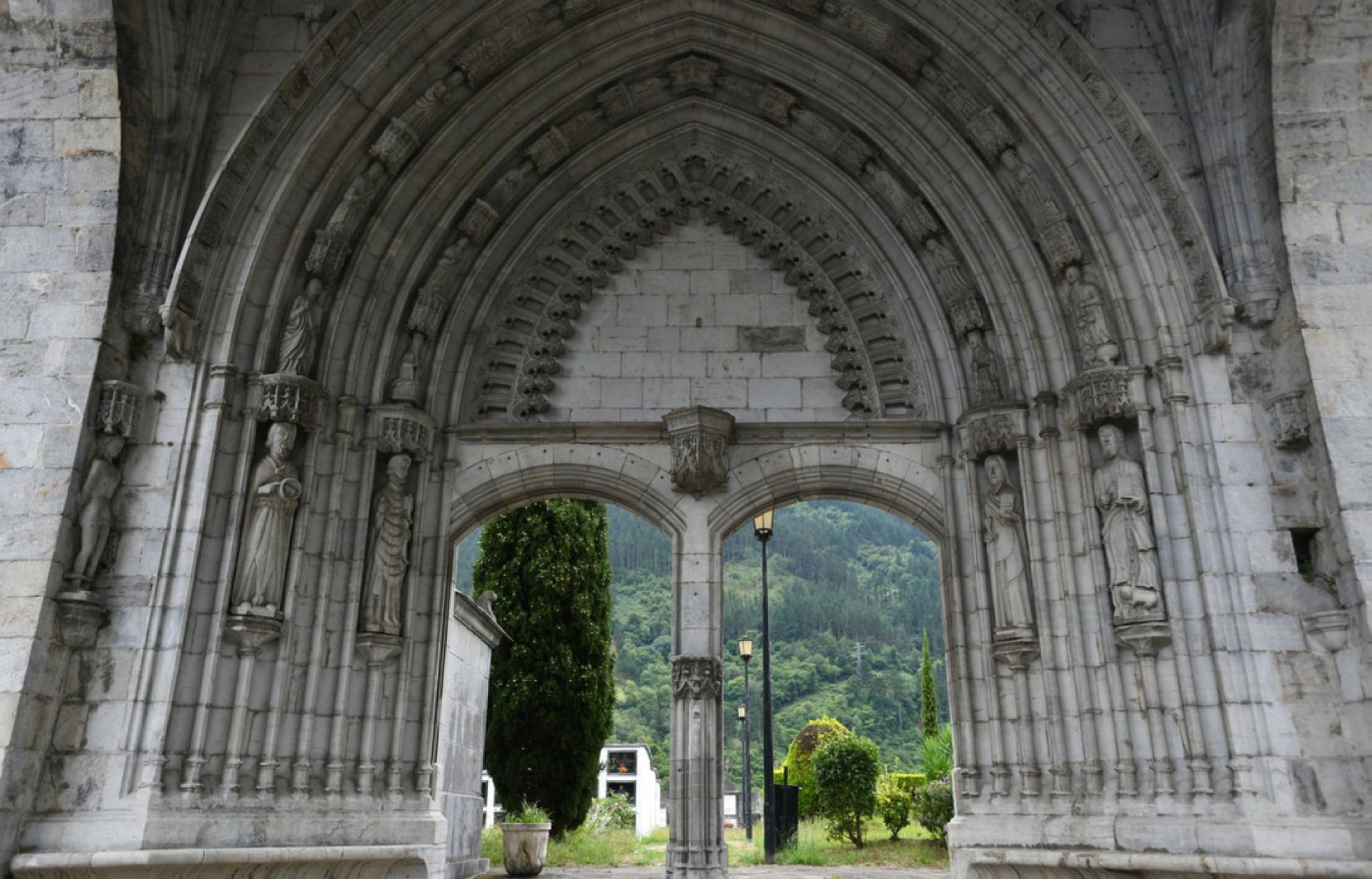 Espectacular pórtico del cementerio Olaso. 