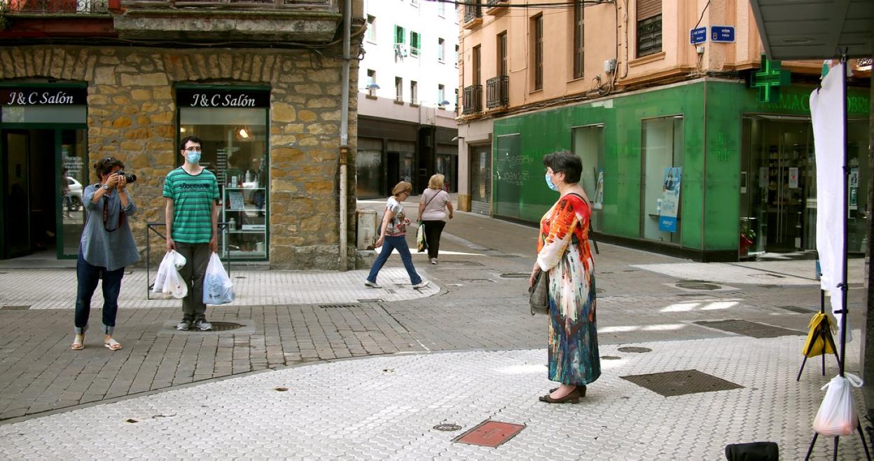 Mendi Urruzuno, fotógrafa en Albaola y autora del fotolibro 'Barru baso'. 