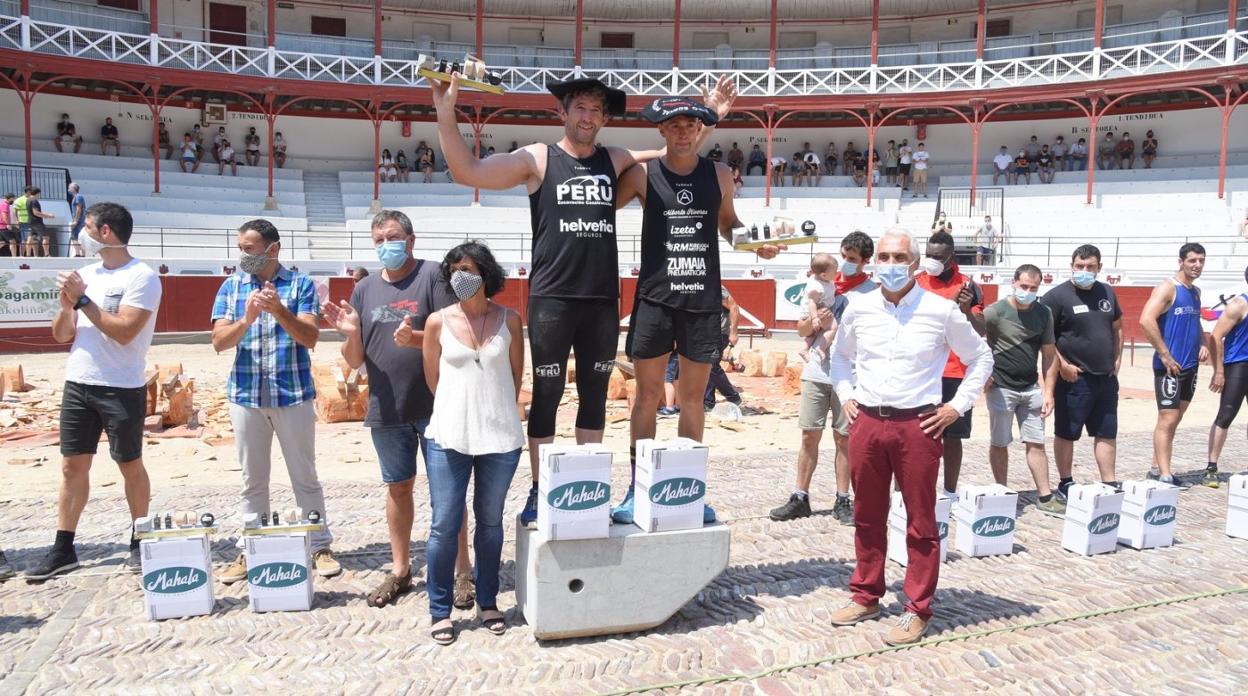 Arria V e Izeta VI levantan sus trofeos en el podio, mientras a la izquierda aplauden los subcampeones, Peñagarikano y Olaskoaga. 