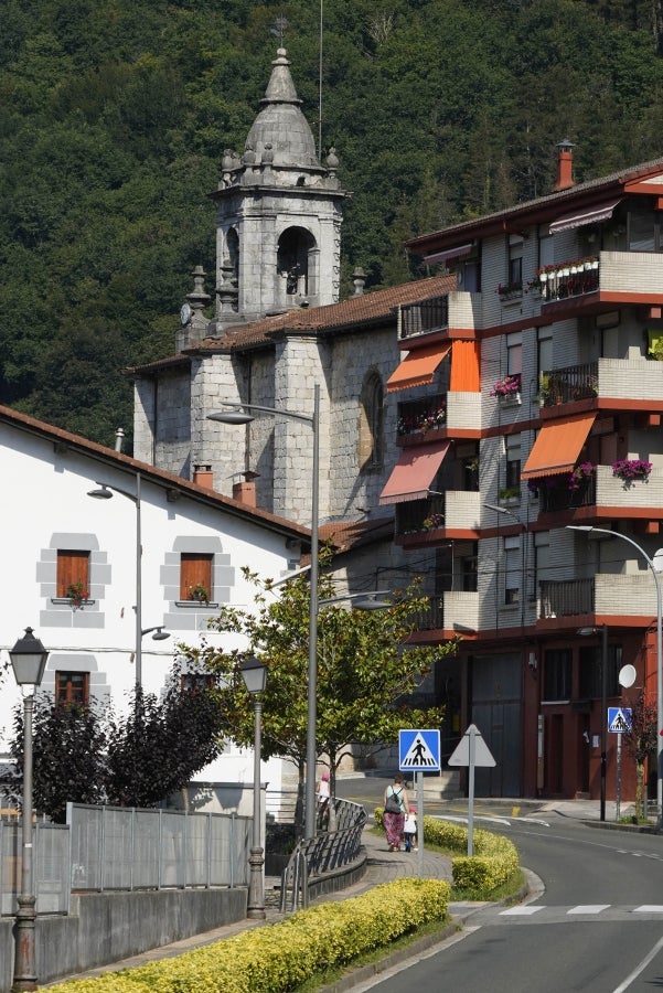 Ambas localidades de Tolosaldea se sitúan a un lado u otro de este monte habitada hace miles de años según los restos arqueológicos hallados. 