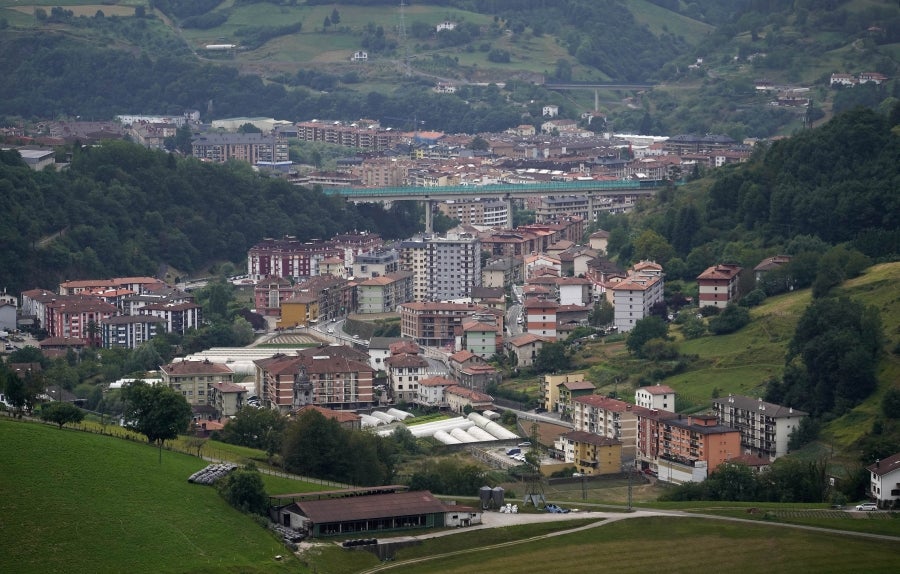 Ambas localidades de Tolosaldea se sitúan a un lado u otro de este monte habitada hace miles de años según los restos arqueológicos hallados. 